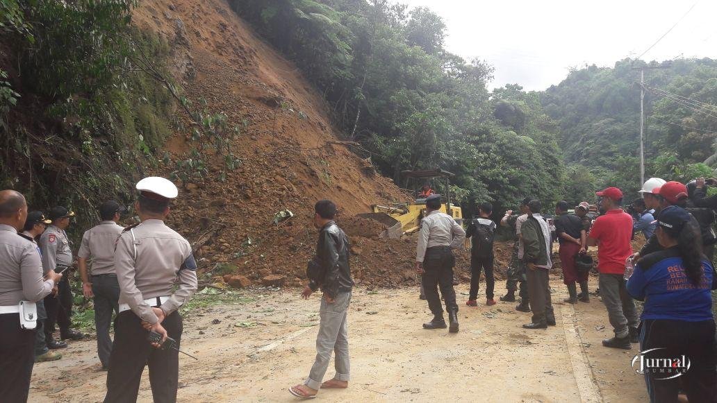 Tertimbun Longsor Jalan Padang Solok Macet Total Jurnal Sumbar