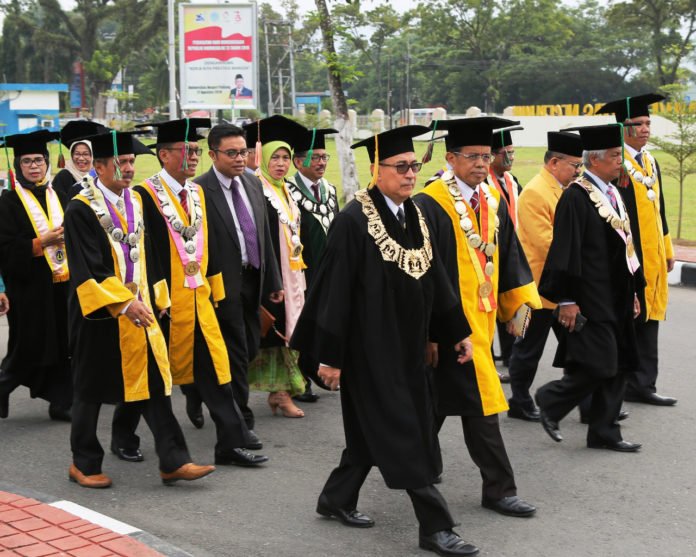 Firdaus HB Tamu Khusus Rektor UNP Pada Wisuda Ke-112 | Jurnal Sumbar