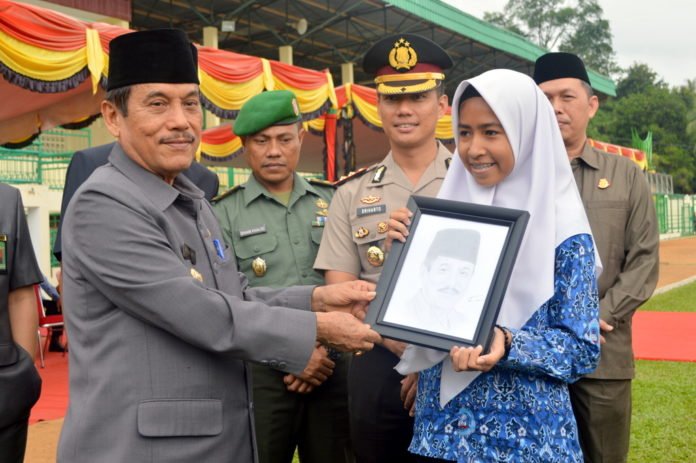 Hut Korpri Dan Pgri Siswi Sma Sijunjung Beri Lukisan Ke Bupati