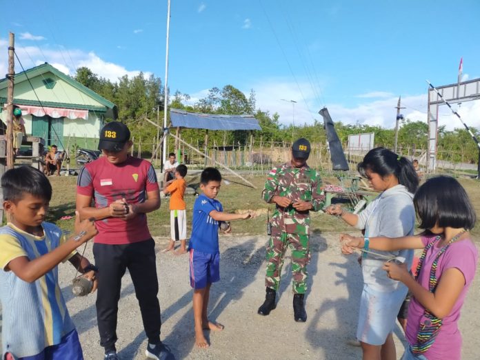 Kenalkan Gasing, Satgas Yonif 133 Ajari Anak di Wiltas Permainan - Permainan Tradisional Di Kalimantan Selatan