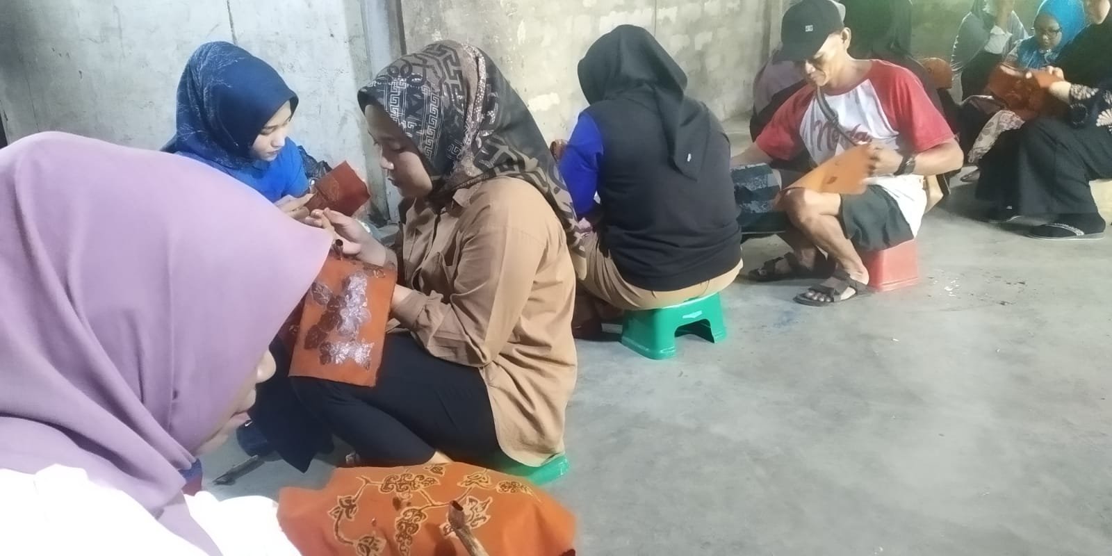 Emak Emak Dan Remaja Putri Di Sawahlunto Belajar Tekhnik Produksi