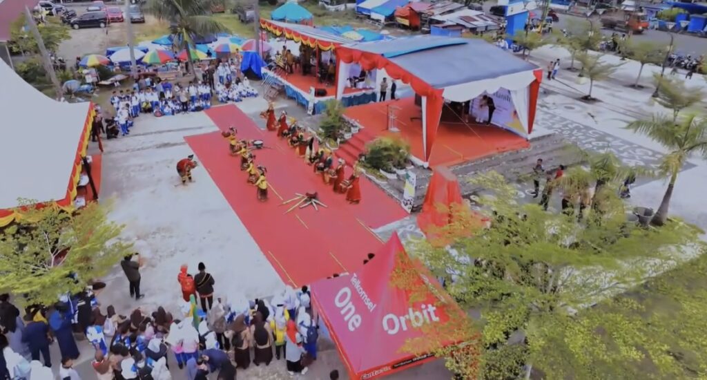 Sumarak Meski Diguyur Hujan, Sumarak Festival Lansek Manih Tetap Dikunjungi ...